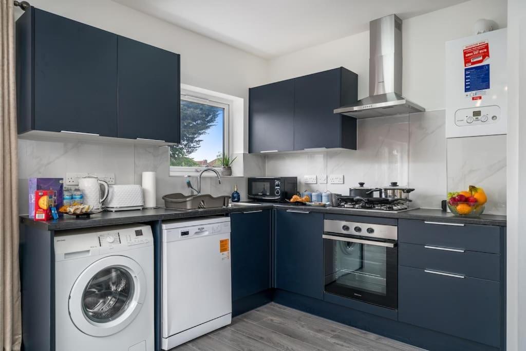 Lux 3Bed Near Wembley With Parking By Oceana Group - Sleeps 8 Lägenhet Harrow Exteriör bild