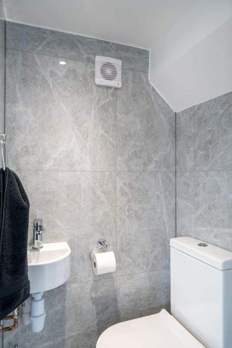 Lux 3Bed Near Wembley With Parking By Oceana Group - Sleeps 8 Lägenhet Harrow Exteriör bild